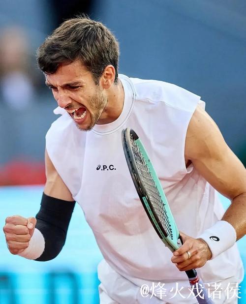 巴黎大师赛正赛首日爆出冷门 西西帕斯恩贝尔晋级